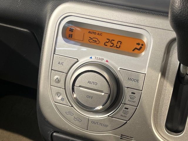 【オートエアコン】一度お好みの温度に設定すれば、車内の温度を検知し風量や温度を自動で調整。暑い…寒い…と何度もスイッチ操作をする必要はありません。快適な車内空間には必須の機能ですね♪