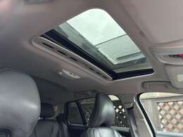 人気オプションのサンルーフ装備車になります♪ガラスを開ければ解放感◎♪車内の換気も簡単に行えて便利な装備です♪