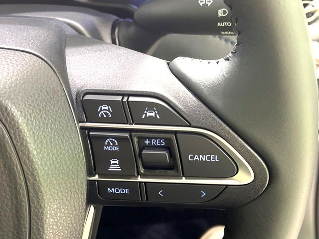 【レーダークルーズコントロール】高速道路での長距離走行が楽に！！自動で速度を保つクルーズコントロールが、衝突軽減システムと連携し、前方の車両を感知して車間を保つように速度調節してくれます！！