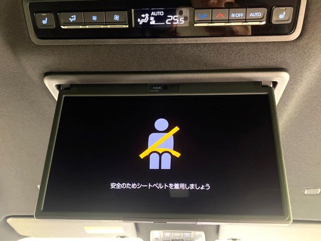 【フリップダウンモニター】大画面モニターで後席でもエンタメをお楽しみいただけます。小さなお子様にも大人気の装備です♪