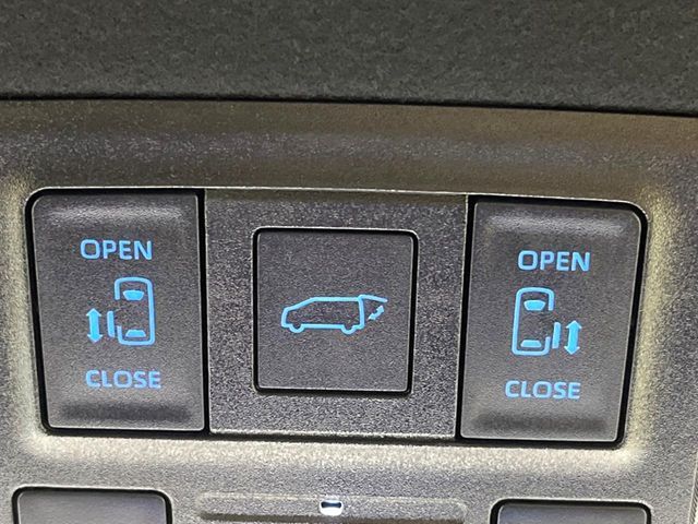 【両側パワースライドドア】スマートキーや運転席のスイッチで後席両側スライドドアの開閉が可能♪電動だから力を入れてドアを開ける必要が無く、小さなお子様でも簡単に開け閉めでき快適です♪