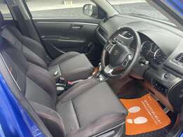 インテリアは赤ステッチ入りスポーツシート＆本革ステアリングを装備し、走りの高揚感を高めてくれる仕様。パドルシフト付きATで、街乗りからワインディングまで自在に楽しめます。