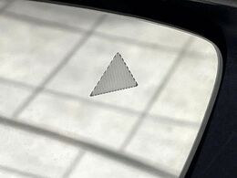 【ブラインドスポットモニタリング】走行中、ドアミラーの死角になりやすい箇所に後続車が接近するとサイドミラー付近に警告を表示、ドライバーに注意喚起をしてくれます。