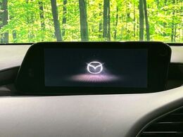【マツダコネクトナビ】車内の雰囲気にマッチした一体型タイプのナビ。各種車輌設定やBluetooth再生等、様々な機能が楽しめます。直感的なダイヤル操作が可能で、使い勝手も良好です。
