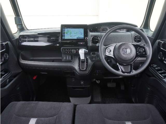 視界広々で非常に運転しやすくロングドライブでも疲れを感じさせないすっきりとまとまったインパネ周りです。