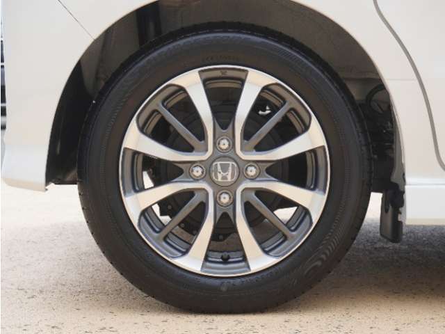 アルミホイール装着車です！これで足元まわりもおしゃれにきまります！