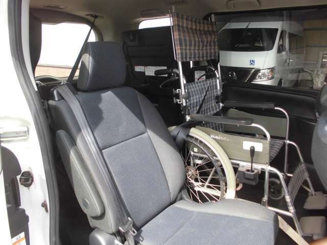 2列目位置の車いすの隣にはひとり座ることが出来るので、サポートする方もされる方も安心できます。