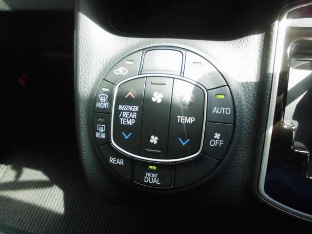 温度を設定するだけで車内を快適に保ってくれる、フルオートエアコンを装備しています。運転席と助手席で別々に温度設定ができます。