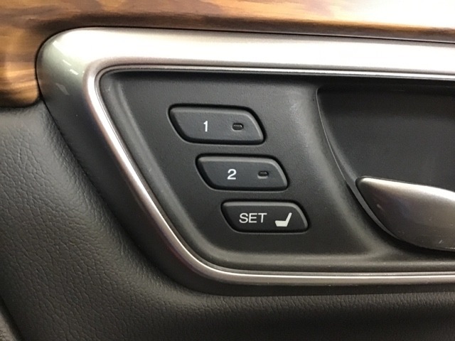 最適なドライビングポジションを記憶し、　乗車するごとにボタンひとつで自動調節を行います。