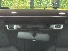 【アイサイトVer2】前方の車両等を検知し、衝突しそうな時は警報で注意を促し、ブレーキを踏む力をサポート。ブレーキを踏めなかった場合は衝突被害軽減ブレーキが作動、衝突回避をサポートします。