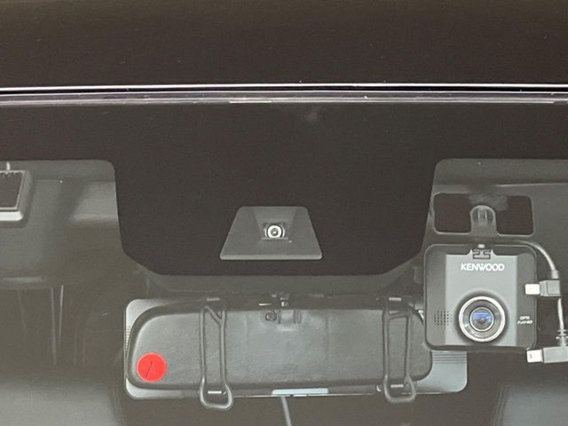 【ホンダセンシング】走行中に前方の車両等を認識し、衝突しそうな時は警報とブレーキで衝突回避と被害軽減をアシスト。より安全にドライブをお楽しみいただけます。