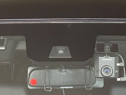 【ホンダセンシング】走行中に前方の車両等を認識し、衝突しそうな時は警報とブレーキで衝突回避と被害軽減をアシスト。より安全にドライブをお楽しみいただけます。