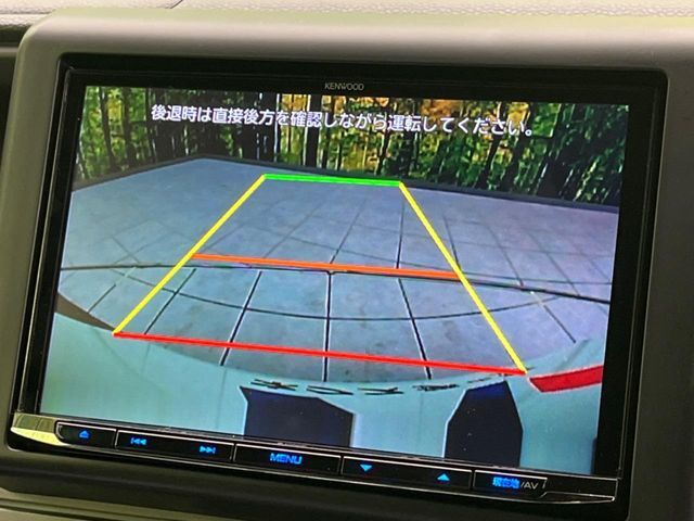 【バックカメラ】駐車時に後方がリアルタイム映像で確認できます。大型商業施設や立体駐車場での駐車時や、夜間のバック時に大活躍！運転スキルに関わらず、今や必須となった装備のひとつです！