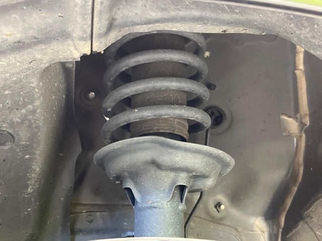 お車を安心してお乗りいただく為には、足回りの定期点検が欠かせません。サービスサポート（有償保証）では無料点検もご提供しており、安心のカーライフをお過ごしいただけるサポート体制が整っています。