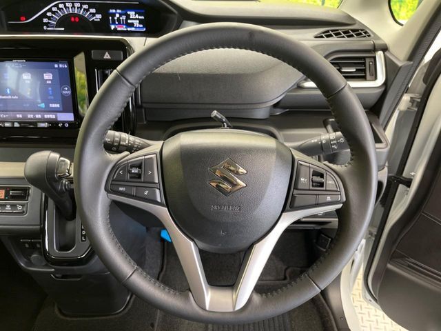 【純正革巻きステアリング】上質な革を使用することで、手にしっかり馴染みとても運転しやすいハンドルです♪
