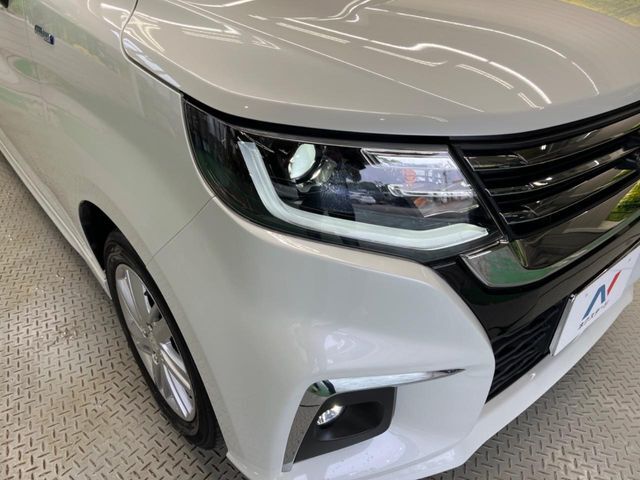 【LEDヘッドライト】悪天候や夜間走行時も良好な視界を確保し安心して運転できる高輝度LEDヘッドライトを装備！点灯速度が早く、消費電力も抑えられています。