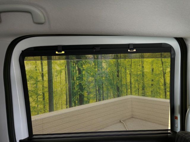 【ロールシェード】日差しや車外からの光が眩しいときにサッと引き出して使える、ロール格納タイプのサンシェードを装備。後席に乗ったお子様がウトウトしだした時など、ぜひご活用ください♪