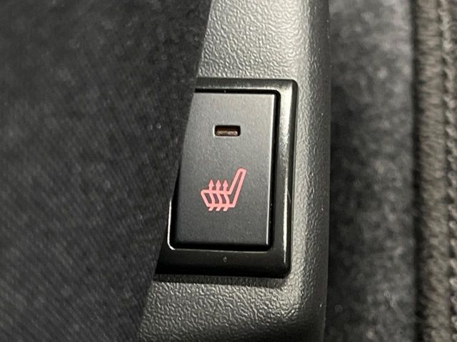 【シートヒーター】寒い日に重宝するシートヒーター！エアコンより早く温まってくれるので寒がりの人も安心ですね♪エアコンの温風は乾燥するから苦手、という方にもをおすすめです。