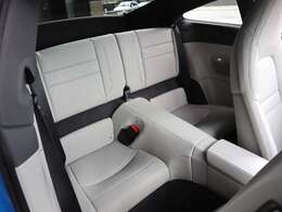 ◆ツートーンレザーインテリア：スレートグレー/クレヨン ◆ポルシェクレスト ヘッドレスト ◆ブラックブラッシュド アルミニウムインテリアトリム ◆イルミネーテッドドアシルガード