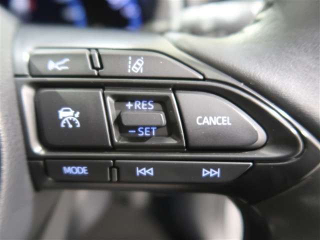 高速道路などで一定速度のクルージングに便利なクルーズコントロール。