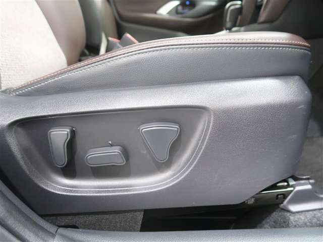 運転席はパワーシートで位置調整も簡単です。