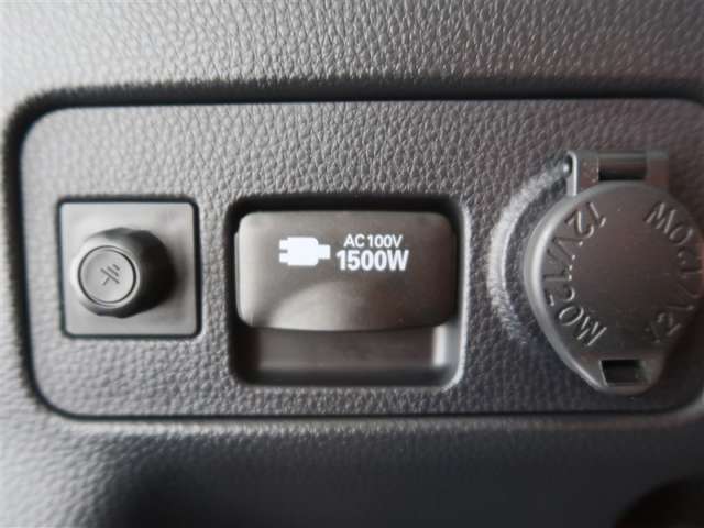 ラゲッジスペース左端に100V/1500Wの給電コンセントがあります。