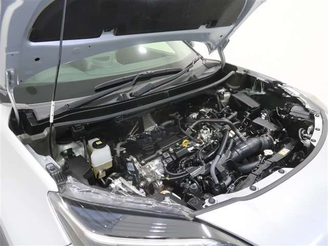 エンジンルームも念入りにクリーニング。