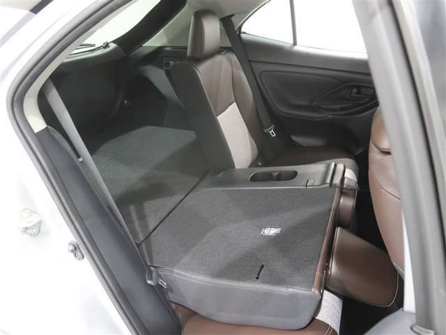 後席シートは分割可倒式で使い方いろいろできます。