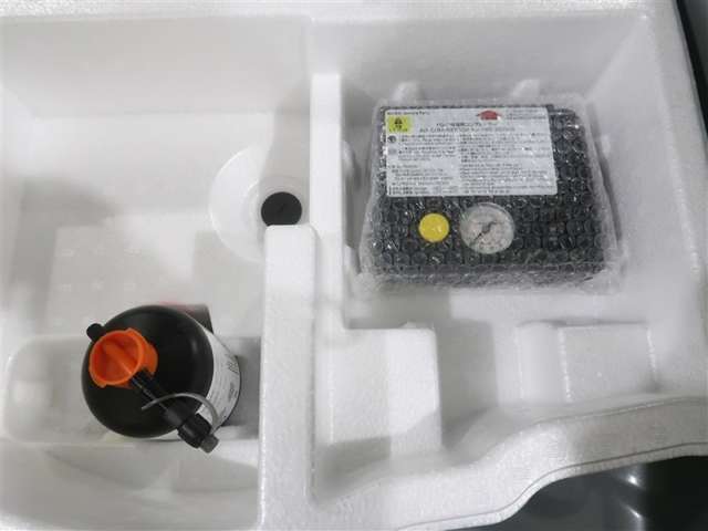 ラゲッジスペース床下にパンク修理キットを搭載しております。