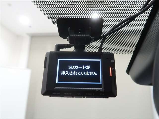 運転記録を残すドライブレコーダー。リアカメラ付きで後方録画もできます。
