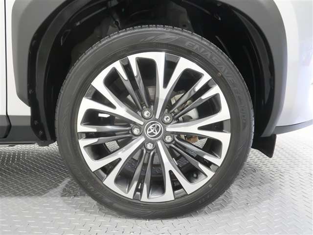 純正アルミホイールが似合ってます。タイヤサイズは215/50R18　です。