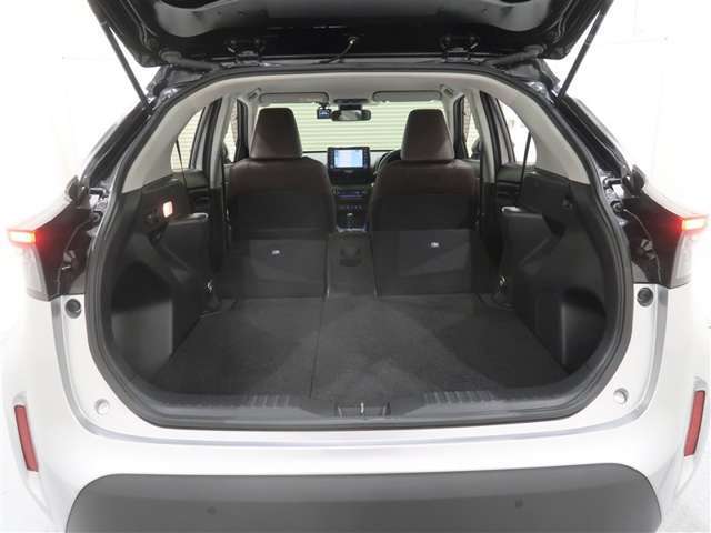 後席シートを倒せばさらに荷物が積めます。