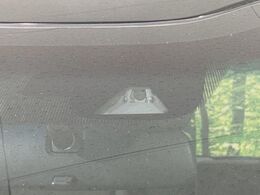 【ホンダセンシング】走行中に前方の車両等を認識し、衝【アダプティブクルーズコントロール】高速道路での長距離走行が楽に！！自動で速度を保つク被害軽減をアシスト。より安全にドライブをお楽しみいただけます。