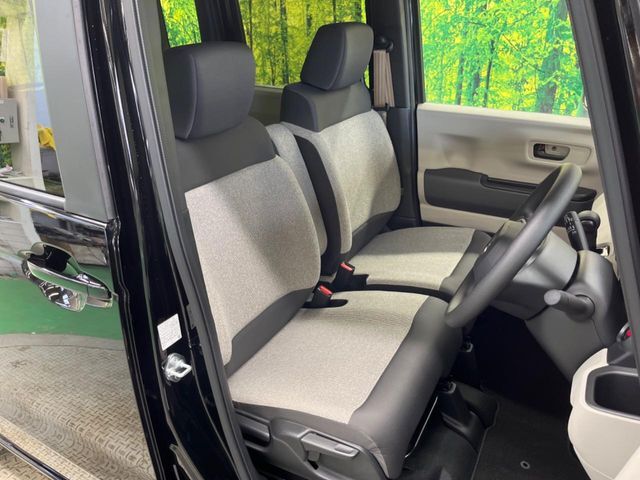 運転席まわりには十分なスペースがあり、大柄な方でもゆったり運転していただける環境です。
