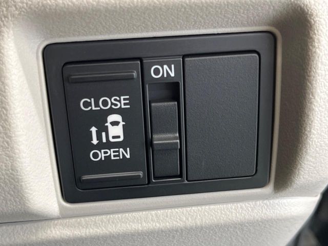 【パワースライドドア】スマートキーや運転席のスイッチでスライドドアの開閉が可能♪電動だから力を入れてドアを開ける必要が無く、小さいお子様でも、重い荷物を持っている時もラクに開け閉めできます♪