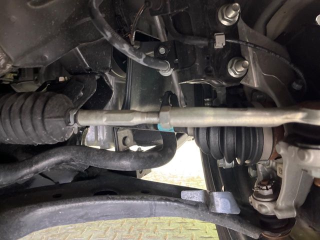 お車を安心してお乗りいただく為には、足回りの定期点検が欠かせません。サービスサポート（有償保証）では無料点検もご提供しており、安心のカーライフをお過ごしいただけるサポート体制が整っています。