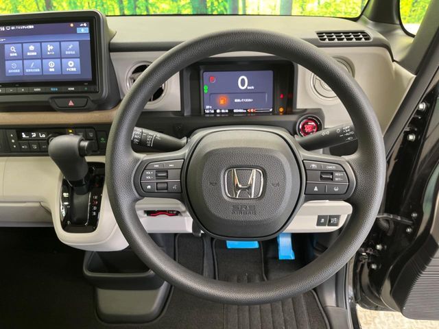 【ホンダセンシング】走行中に前方の車両等を認識し、衝突しそうな時は警報とブレーキで衝突回避と被害軽減をアシスト。より安全にドライブをお楽しみいただけます。