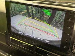 【バックカメラ】駐車時に後方がリアルタイム映像で確認できます。大型商業施設や立体駐車場での駐車時や、夜間のバック時に大活躍！運転スキルに関わらず、今や必須となった装備のひとつです！