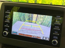 【バックカメラ】駐車時に後方がリアルタイム映像で確認できます。大型商業施設や立体駐車場での駐車時や、夜間のバック時に大活躍！運転スキルに関わらず、今や必須となった装備のひとつです！