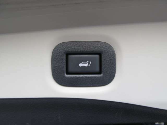 パワーバックドアも装備、運転席から操作できます。
