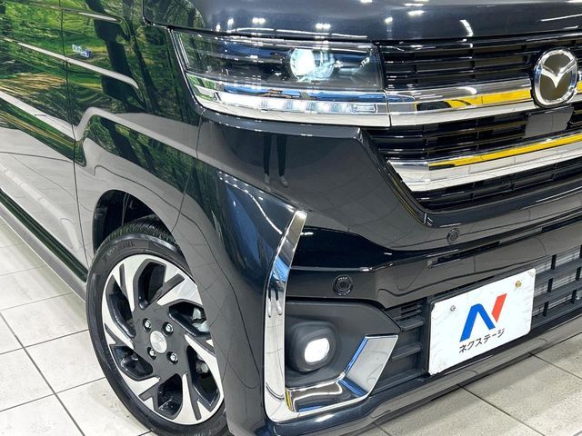 【LEDヘッドライト】悪天候や夜間走行時も良好な視界を確保し安心して運転できる高輝度LEDヘッドライトを装備！点灯速度が早く、消費電力も抑えられています。