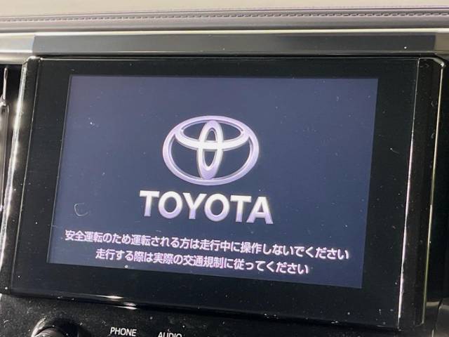 【メーカー純正9型ナビ】インテリアに溶け込むスタイリッシュな「専用設計」メーカーナビを装備♪視認性や操作性など基本性能にも優れ、より上質なカーライフをお楽しみいただけます。