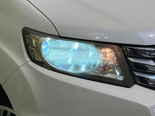 【HIDヘッドライト】非常に明るく前方を照らしてくれるので、悪天候や夜間の走行時も視界良好で安心してお乗りいただけます。