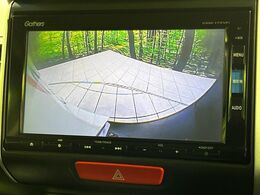 【バックカメラ】駐車時に後方がリアルタイム映像で確認できます。大型商業施設や立体駐車場での駐車時や、夜間のバック時に大活躍！運転スキルに関わらず、今や必須となった装備のひとつです！