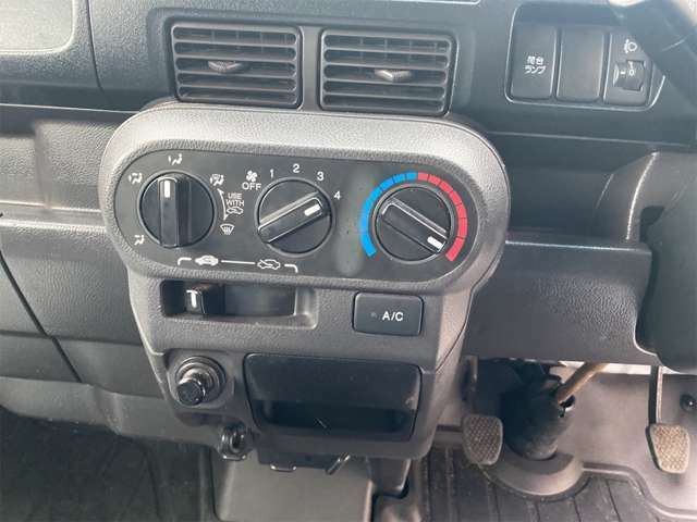 使いやすい空調スイッチ類です。操作しやすいので 気温に合わせて車内をいつでも快適に保てます。