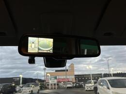 【バックモニター】後ろのカメラの映像をモニターに映し出すことができます！後方の見えない死角や、障害物との距離感をしっかり確認することができます！駐車が苦手な方におすすめです。