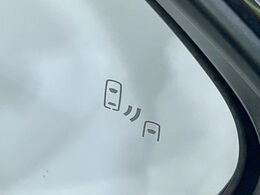 【ブラインドスポットモニター】走行中、ドアミラーの死角になりやすい箇所に後続車が接近するとサイドミラーのレンズに警告を表示！ドライバーに注意喚起をしてくれます。