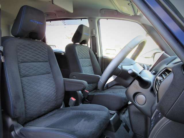 スポーティーなブラック系専用カラーのシートを配したインテリア。　前席にはヒーター機能とSRSサイドエアバッグを備えています。