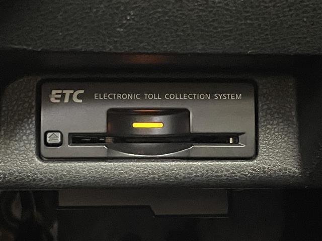 【ETC】有料道路を利用する際に料金所で停止することなく通過できる、ETC車載器（ノンストップ自動料金収受システム機器）が装備されています。セットアップを行うことで利用可能になります。