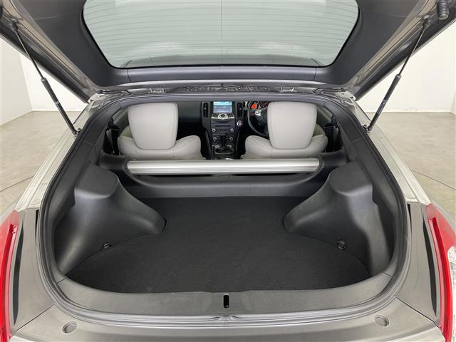 【トランク】積み込みやすくて、たっぷり積める荷室です。シートアレンジできるものは、乗車人数と荷物の量や大きさによってシートを動かすことができるので、より快適なドライブが可能です！